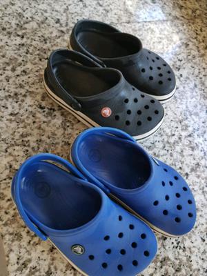 Crocs orig. talle J 2 azules y negras 2 pares