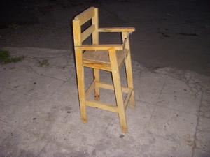 silla de comer para bebe de madera en exelente estado
