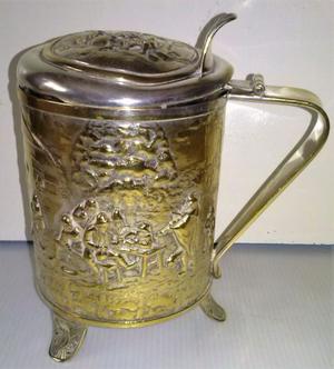 Antiguo jarro tankard de metal con relieve, plateado y