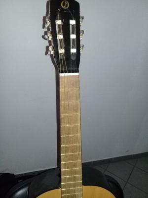 Guitarra criolla con funda