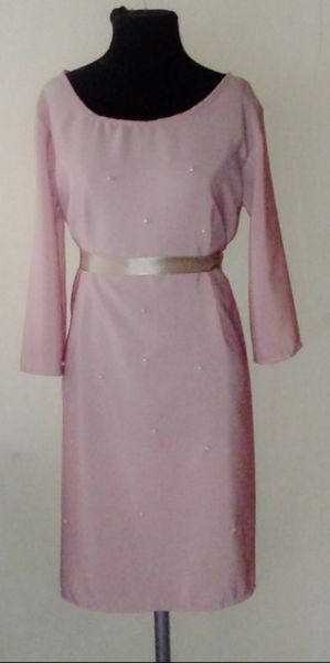 HERMOSO VESTIDO PERLADO DE CREPE COLOR ROSA VIEJO