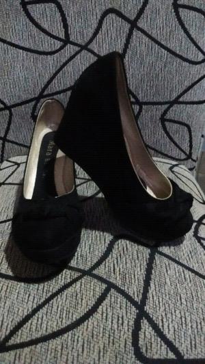 Zapatos negros de mujer con taco chino
