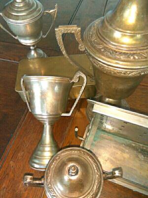 Liquido lote de antiguedades trofeos y otros