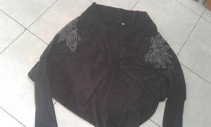 VENDO CAMPERA CIRCULAR NEGRA CON ESTAMPAS ADELANTE Y DETRÁS