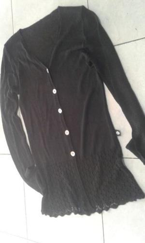 VENDO CAMPERA DE HILO NEGRA, DEBAJO CON TEJIDO ENTREABIERTO,