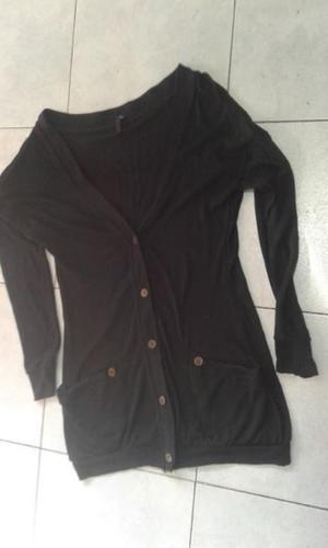 VENDO CAMPERA NEGRA LARGA, CON BOLSILLOS, DE VISCOSA,