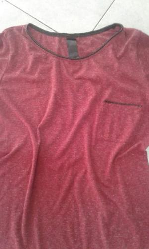 VENDO REMERA MANGAS CORTAS CON BORDES DE CUERO CUERO