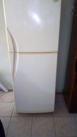 HELADERA CON FREEZER