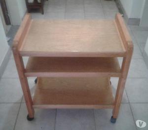 Mesa para TV madera lustarda.