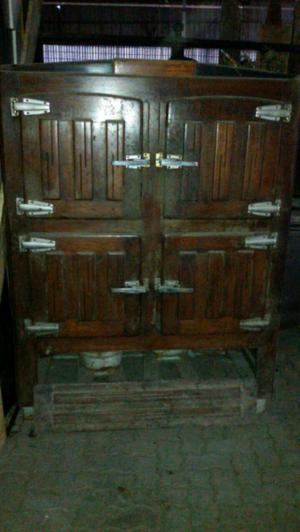 Heladera antigua cuatro puertas de madera