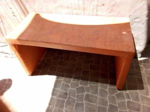 Mesa de madera anaranjada