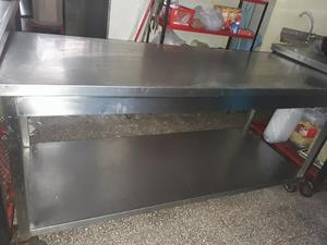 VENDO MESA INDUSTRIAL, TODA DE ACERO INOXIDABLE CON ESTANTE