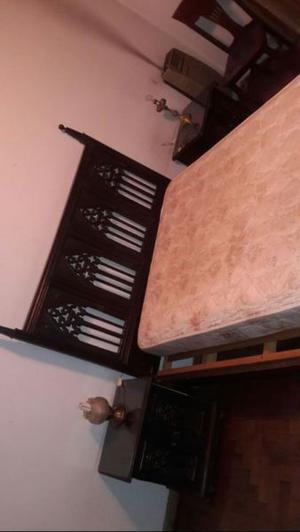 Vendo cama antigua y mesas de luz