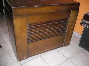 Antiguo Mueble De Un Combinado A Válvulas, En Perfecto