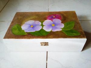 Caja de madera pintada al oleo