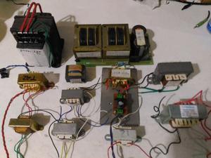 Lote de 12 transformadores diferentes voltajes.