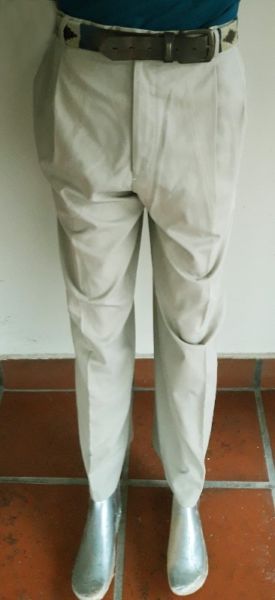 Pantalon hombre pinzado Lacoste. Gabardina liviana. Usado