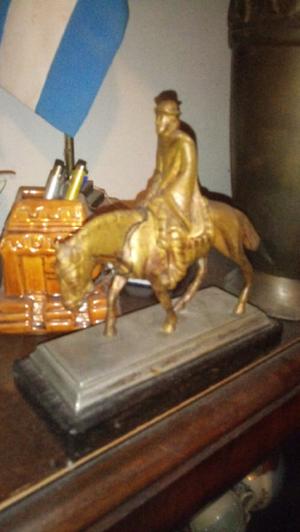 Antigua figura de bronce mascizo gaucho a caballo el recero