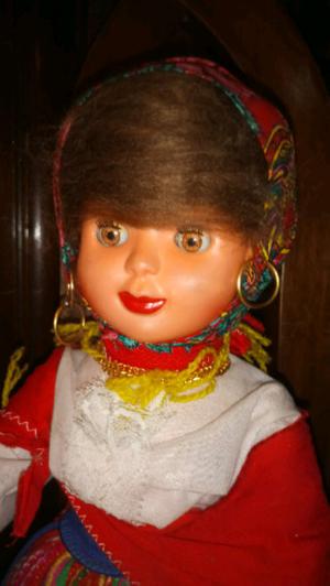 Antigua muñeca de Portugal plástico duro y banderin