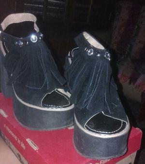Zapatos negros nuevos