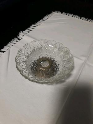 Caramelera o dulcera de vidrio antigua con base bañada en