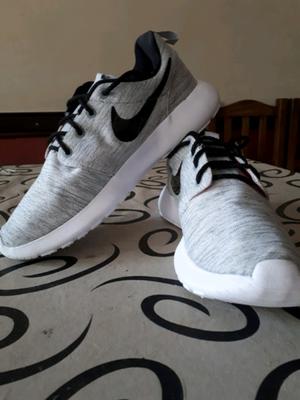 Nike roshe y yezzy boost talle 43