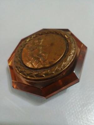 Broche antiguo de cristal dorado con imagen delNiño