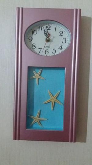 Reloj de pared con estrellas de mar. Alto 37.5 cm ancho 18