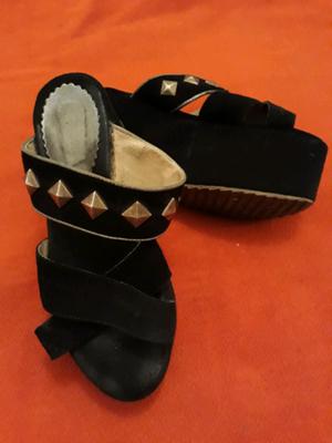 Sandalias negras con tachas