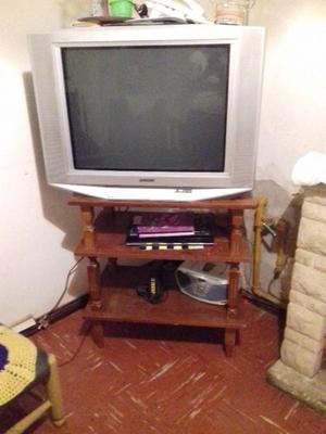 Televisor y mesa