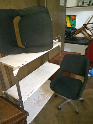 Dos sillas de escritorio mas estanteria metalica