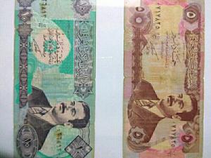 Liquido cuadrito con dos billetes de Irak $ 200
