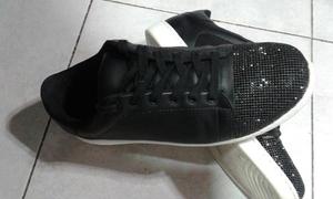 VENDO ZAPATILLAS NEGRAS DE CUERO, CON PUNTA CON BRILLITOS,