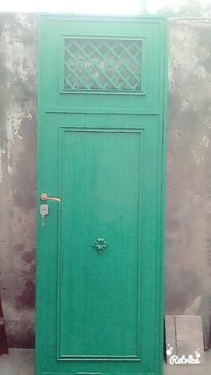 Puerta antigua hierro remachada restaurada al detalle