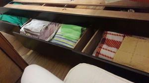 cama de 1.60 x 2 mtrs con 6 cajoneras de madera de buena