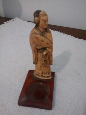 Antigua figura de geisha japonesa