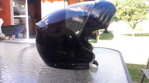 Casco con frente rebatible.