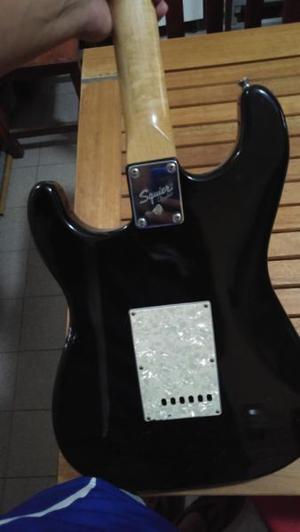 Guitarra Squier fender Strato con Amplificador de 10W