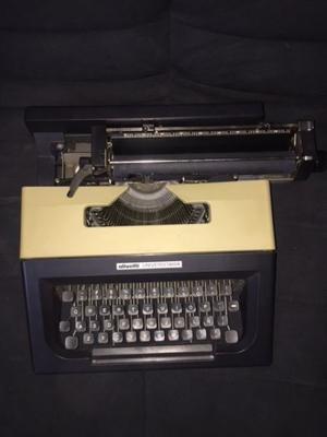 Maquina de escribir Olivetti universitaria