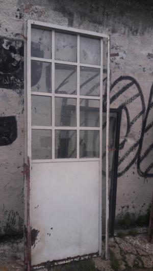 Puerta de chapa con vidrio repartido