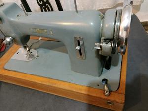Maquina de coser Admiral usada