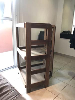 Mueble esquinero y mesa con rueditas