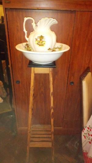 Antigua jofaina de loza inglesa con pedestal de pinotea y