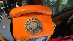 Antiguo telefono retro color naranja funcionando