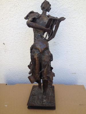 Hermosa escultura de bronce. Líquido