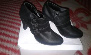 Zapatos negros con hebillas