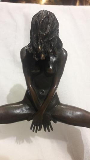 figura mujer bronce