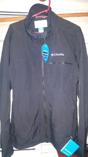 Campera Columbia negra.