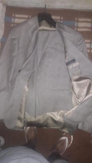 Traje (saco, chaleco y pantalon) gris marca etiqueta negra