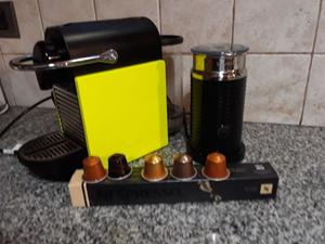 Vendo Cafetera NesPresso PIXIE CLIPS con Aeroccino Impecable